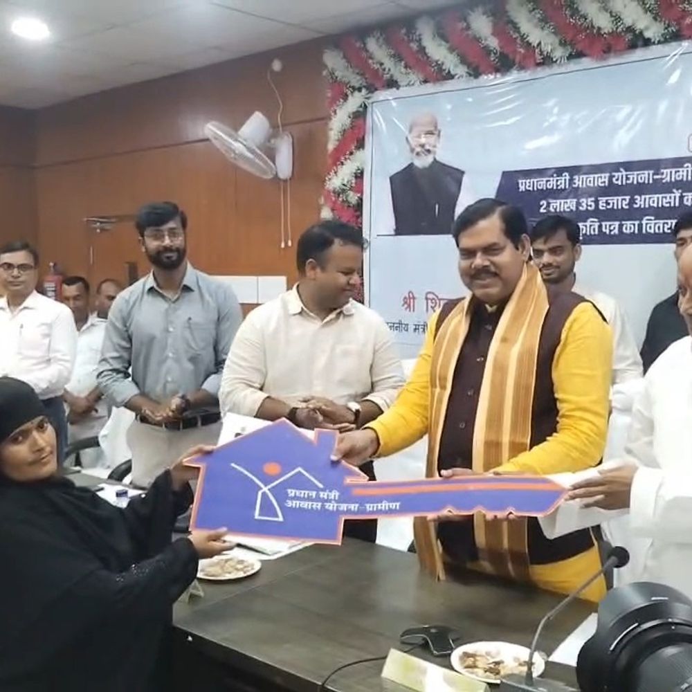 गोपालगंज में 13,467 आवास निर्माण का लक्ष्य पूरा:पीएम आवास योजना के तहत लाभुकों को मिली चाबी-स्वीकृति पत्र