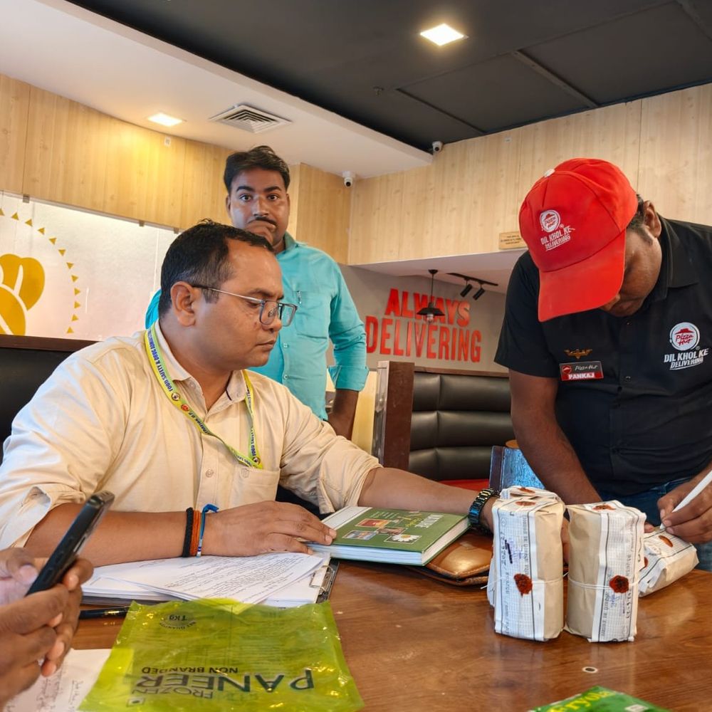 प्रयागराज में पिज्जा हट से बिक्री पर रोक:खाद्य विभाग ने डोमिनोज से भी सैंपल लिए, कार्रवाई जारी