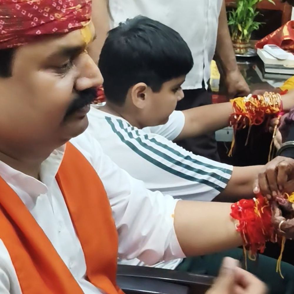 देवास में सांसद बोले-बहनों की सुरक्षा-सम्मान मेरी जिम्मेदारी:रक्षाबंधन मिलन समारोह में 500 से अधिक बहनों ने बांधी राखी