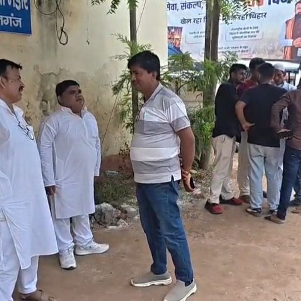 किशनगंज में विवाहिता का शव फंदे से लटका मिला:भाई बोला-बुलेट और नकद मांगते थे, ससुराल वालों पर दहेज के लिए हत्या का आरोप