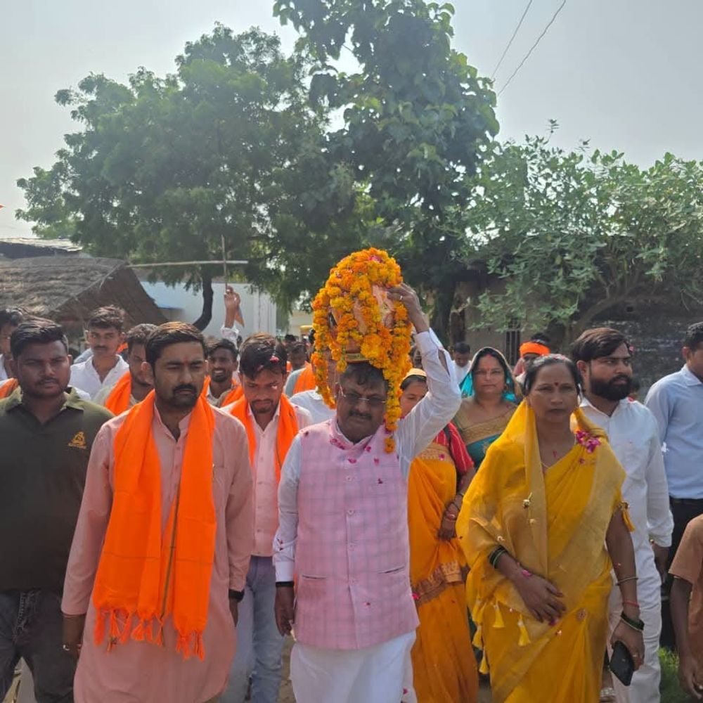 गुरु रविदास की पवित्र माटी लेकर पहुंची कलश यात्रा:रुदौली में विधायक ने सिर पर रखा कलश, हजारों लोग हुए शामिल