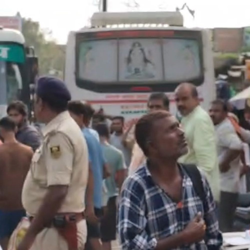मुजफ्फरपुर में बस ने मां-बेटे को रौंदा:महिला की बॉडी से होकर गुजरी गाड़ी, स्कूटी सवार रिश्तेदार के घर जा रहे थे
