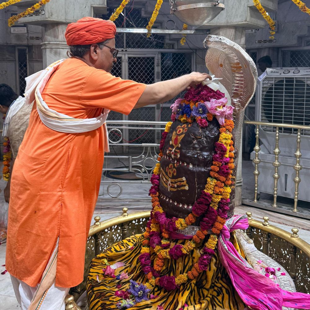 टीकमगढ़; कुंडेश्वर में सावन का दूसरा सोमवार, हजारों श्रद्धालु पहुंचे:दूर-दूर से कावड़ लेकर पहुंचे भक्त, भोलेनाथ का जलाभिषेक