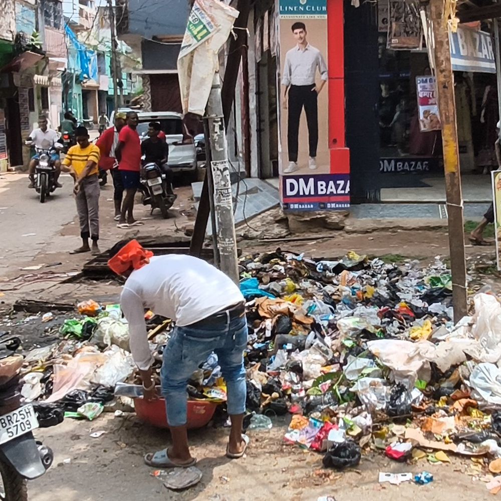 जहानाबाद वार्ड 19 में कूड़े का अंबार:ट्रांसफार्मर के नीचे कचरा, सफाईकर्मियों की सुरक्षा पर सवाल