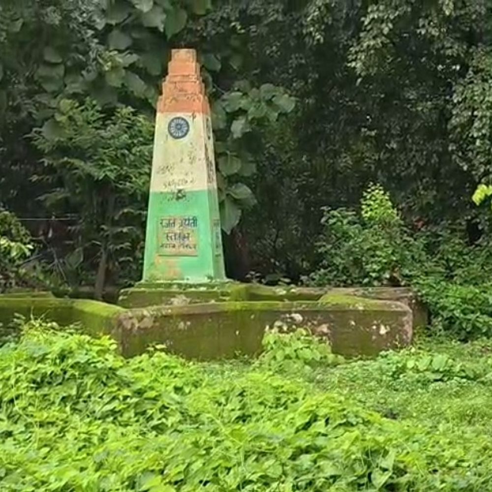 गंदगी के कारण रजत जयंती स्तंभ पर नहीं हुआ ध्वजारोहण:जिलाध्यक्ष बोलो- इसके लिए नपा जिम्मेदार; न सफाई हुई, न ही सजावट