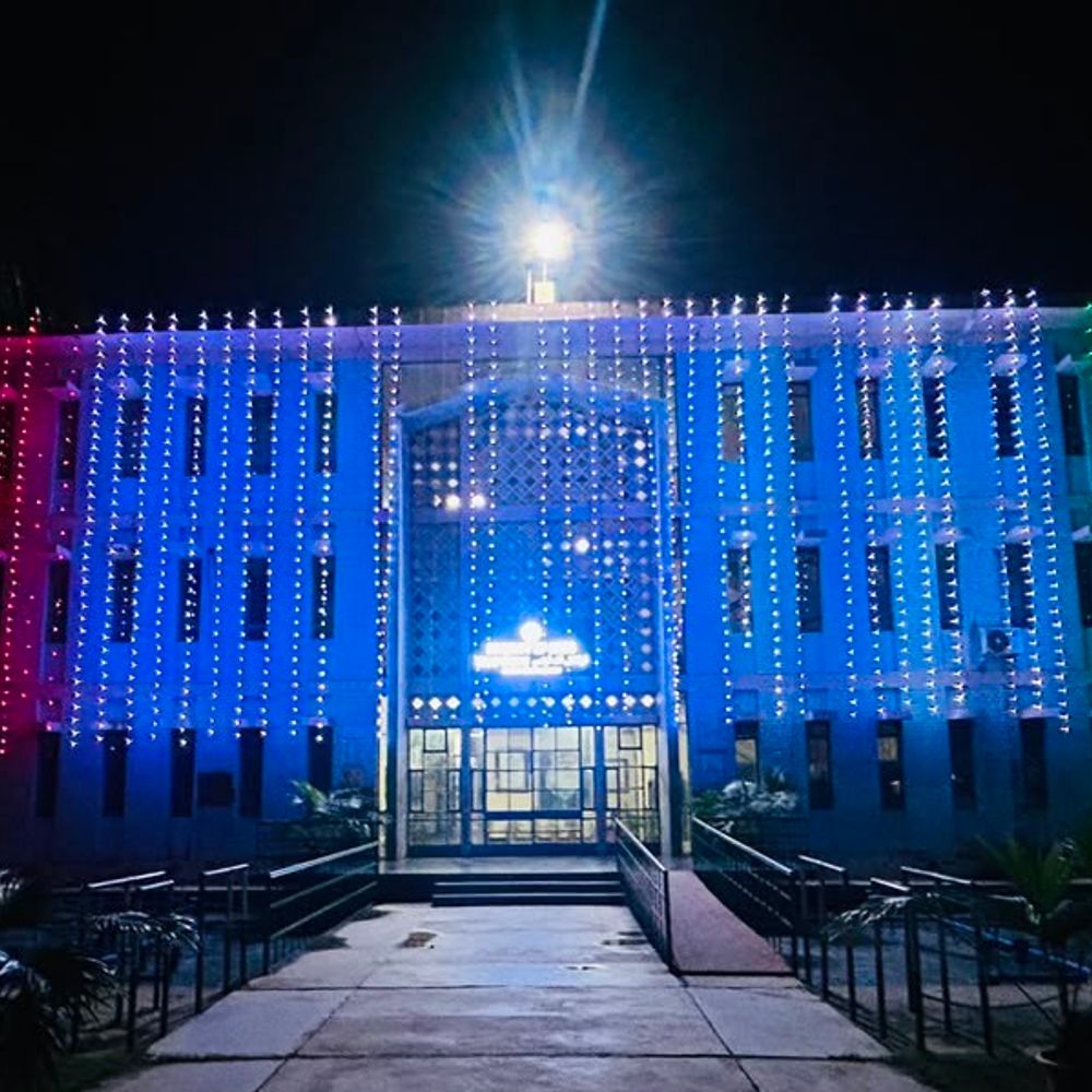 AMU में तिरंगे की रोशनी,देशभक्ति के रंग में डूबा कैंपस:स्वतंत्रता दिवस पर जगमगाया परिसर; प्रभात फेरी, एनसीसी कैडेट्स ने दिखाया उत्साह