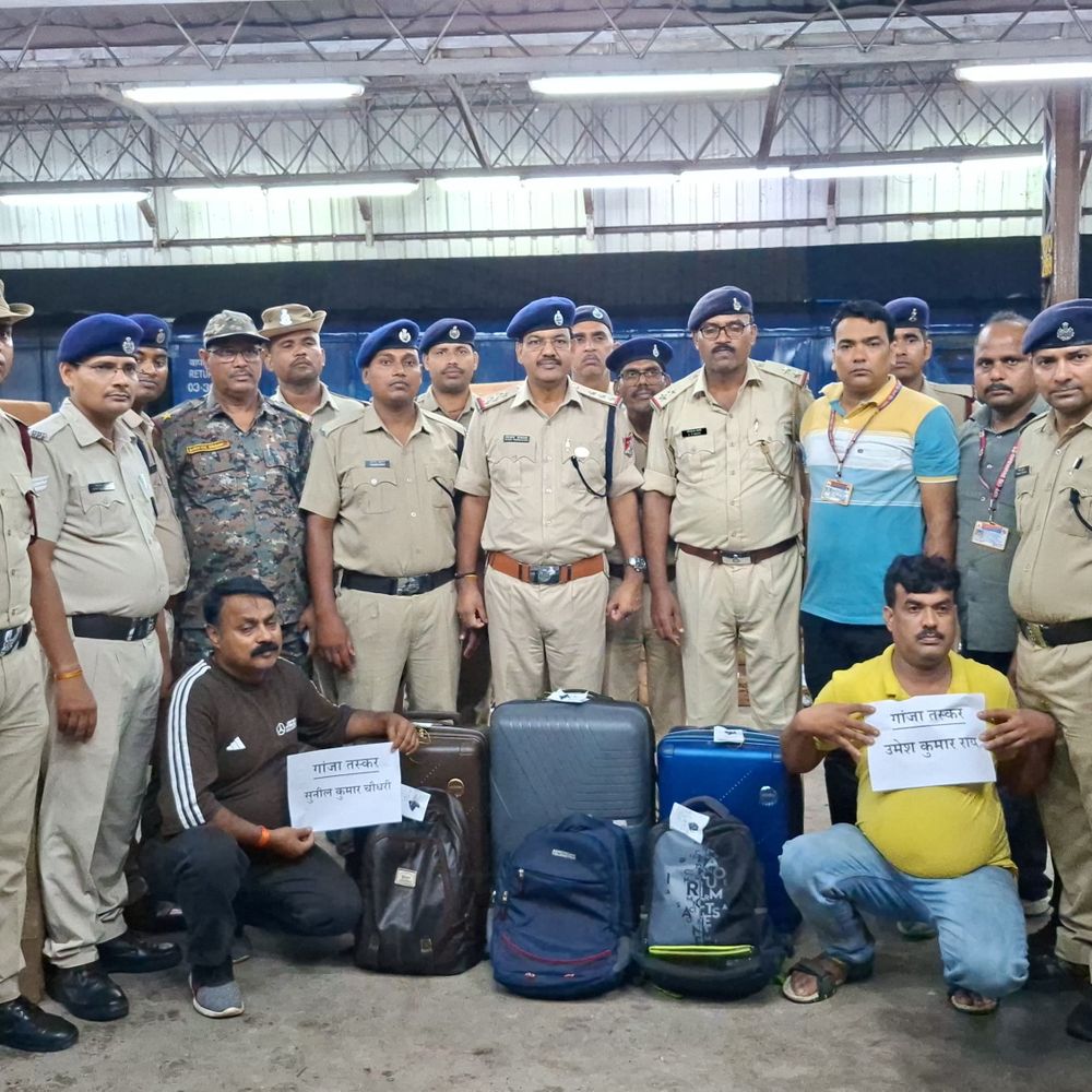 धनबाद जंक्शन पर 40 kg गांजा बरामद:RPF ने प्लेटफॉर्म-2 पर दो ट्रॉली, तीन बैग से पकड़ा; ओडिशा से यूपी ले जाने की थी तैयारी