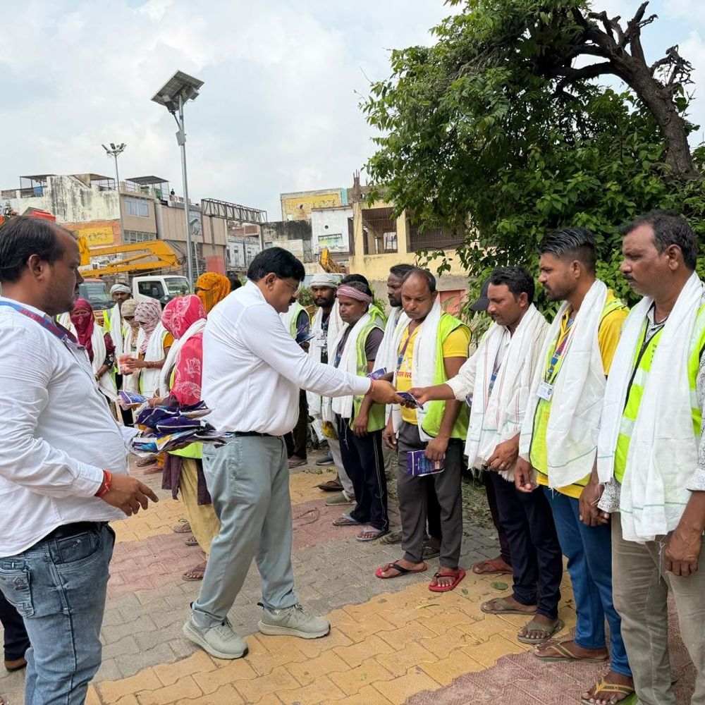 मथुरा में सफाई मित्रों का सम्मान,’गंदगी छोड़ो आंदोलन’ का आह्वान:भारत छोड़ो आंदोलन की वर्षगांठ पर नगर आयुक्त ने किया आह्वान