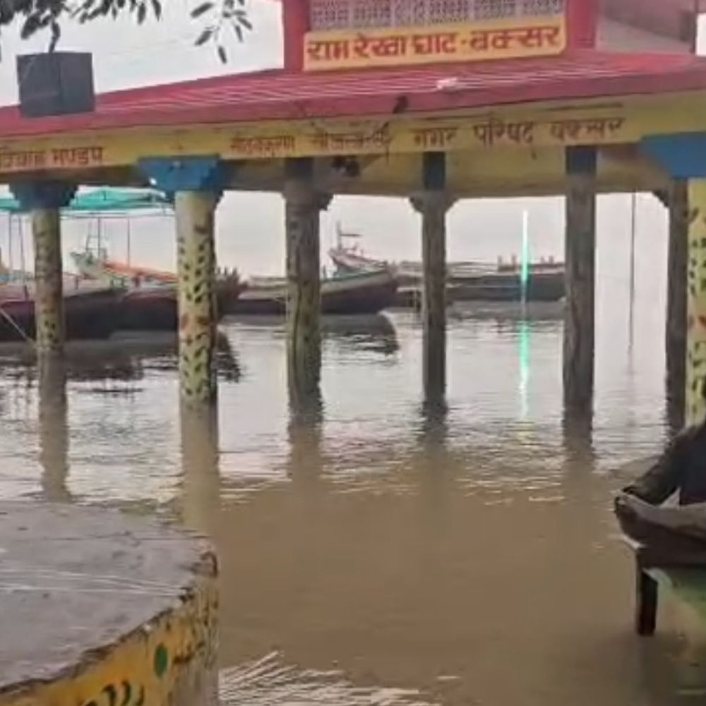 बक्सर में गंगा का जलस्तर चेतावनी बिंदु तक पहुंचा:रामरेखा घाट के विवाह मंडप में घुसा पानी, जिलाधिकारी ने लिया जायजा
