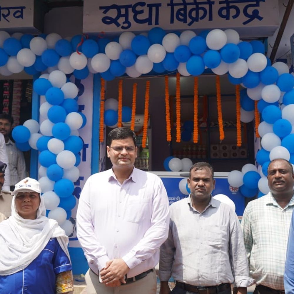 अररिया में जीविका सुधा बिक्री केंद्र का उद्घाटन:डीएम ने किया शुभारंभ, महिला उद्यमिता को मिलेगा नया बाजार