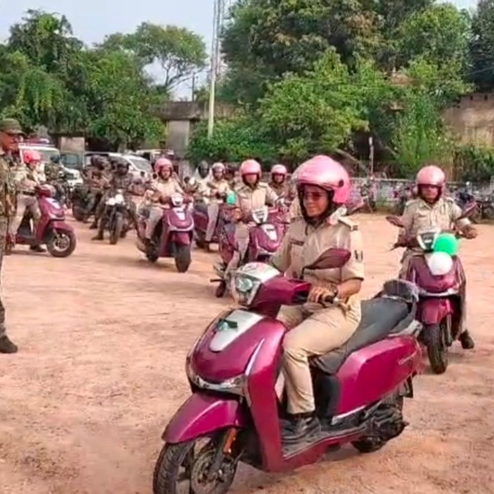 महिला पुलिस को मिली 20 नई स्कूटी-बाइक:शेखपुरा में SP ने हरी झंडी दिखाकर सुरक्षा अभियान के लिए रवाना किया