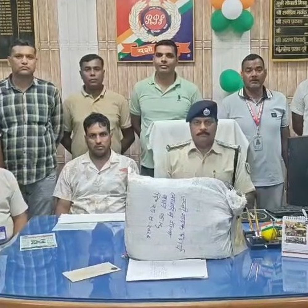 अमृत भारत एक्सप्रेस ट्रेन से 5 लाख का गांजा बरामद:गोंडा में ट्रेन में चेकिंग दौरान पकड़ा, आरपीएफ ने शुरू की कार्रवाई