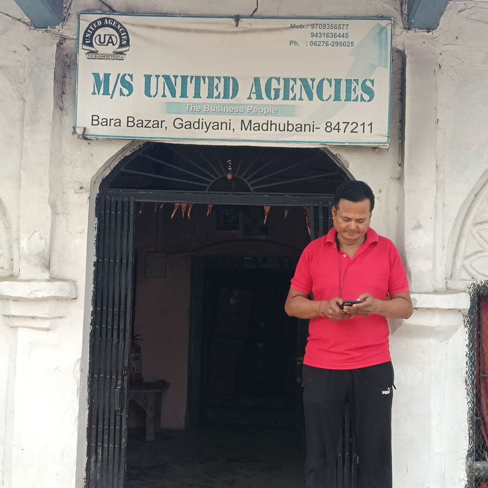 मधुबनी में शॉर्ट सर्किट से एजेंसी में लगी आग:गदियानी मोहल्ले में 3.50 लाख की संपत्ति जलकर राख