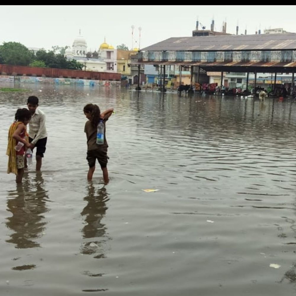 इसराना में बारिश से जल निकासी ठप:पुरानी अनाज मंडी और स्कूल के पास भरा पानी; लोगों का हो रही परेशानी