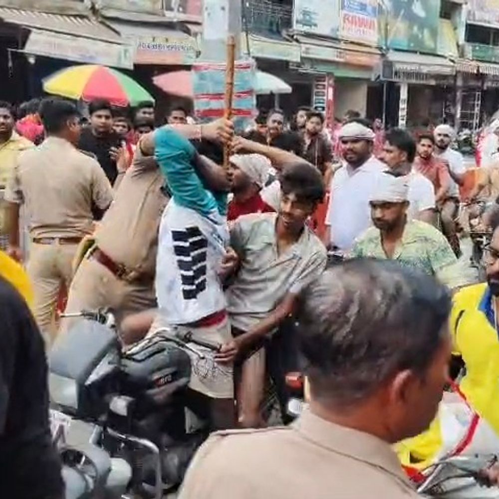 लाठी-डंडों और फरसों के साथ डाक कांवड़ियों का सैलाब:शिव चौक पर पुलिस ने जब्त कर कोतवाली में कराए जमा