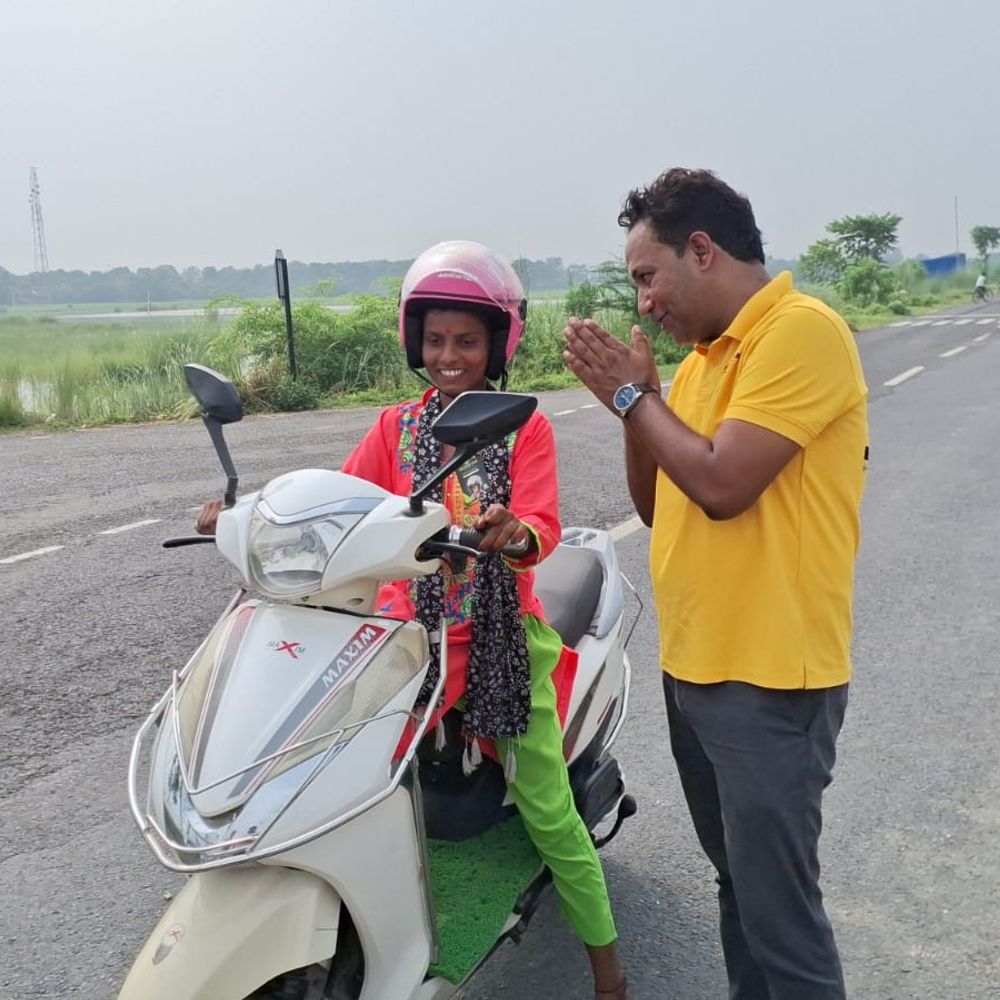 हेलमेटमैन शाहिद ने रक्षाबंधन पर दिया सेफ्टी मैसेज:गोपालगंज में बिना हेलमेट स्कूटी चला रही महिलाओं को बांटे हेलमेट