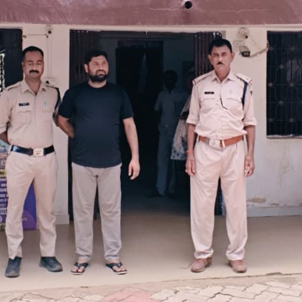 ₹5 हजार का इनामी शराब तस्कर गिरफ्तार:मऊगंज में 6 महीने से फरार था, 64 लीटर अवैध शराब कार में मिली थी