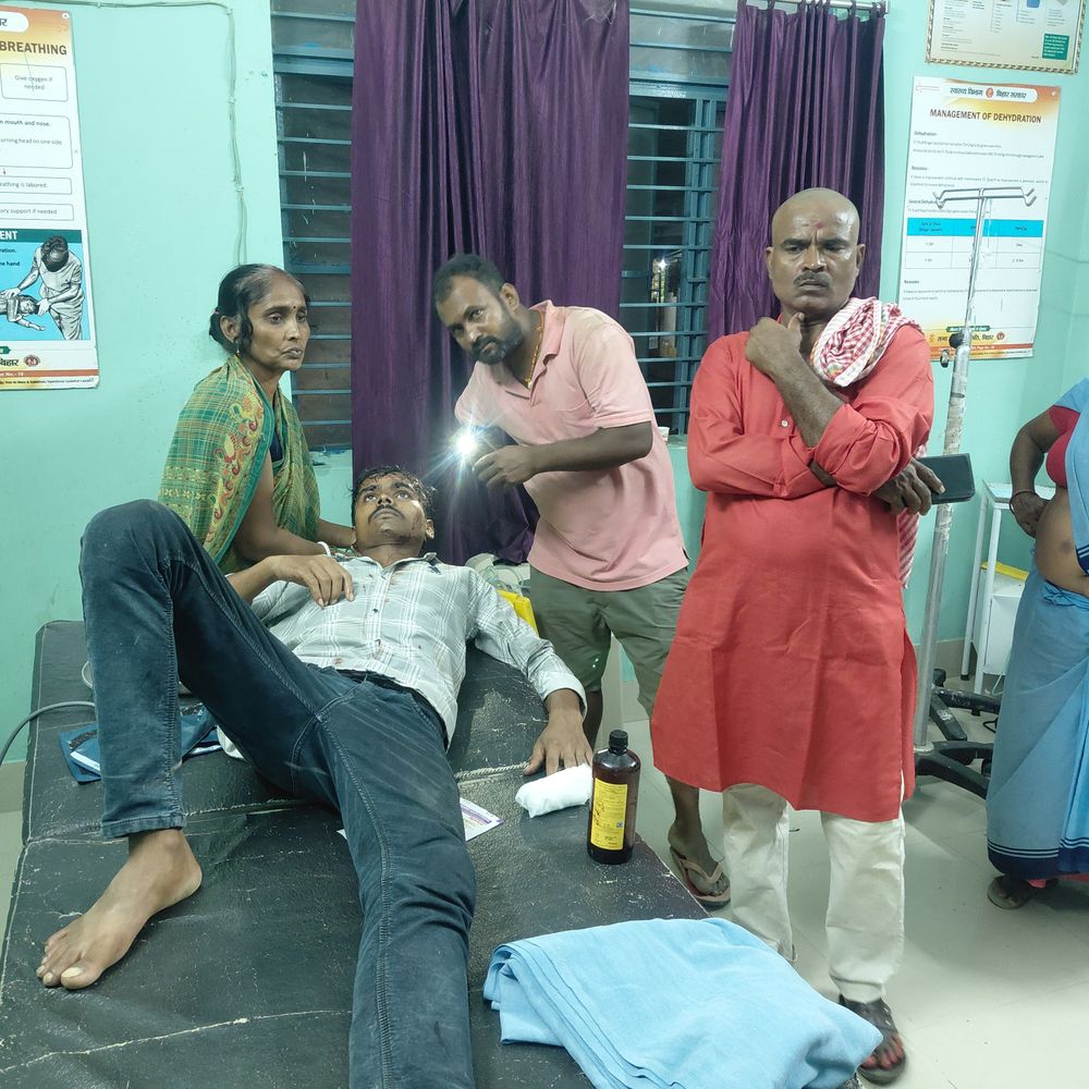 खगड़िया में मेला जा रहे युवकों से मारपीट:रास्ता देने को कहने पर विवाद, 2 युवक के सिर फोड़े, मोबाइल-रुपए छीने