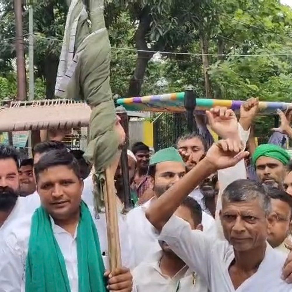 चारपाई, मच्छरदानी, भट्टी और हलवाई लेकर कलेक्ट्रेट पहुंचे किसान:चकबंदी में कथित भ्रष्टाचार के खिलाफ कलेक्ट्रेट में डाला डेरा, किसान अनिश्चितकालीन धरने पर बैठे