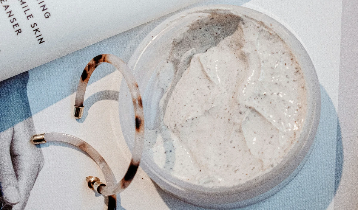 Face Scrub का सही तरीका क्या है? जानें एक्सफोलिएशन के फायदे और Skin Damage से बचने के Expert Tips