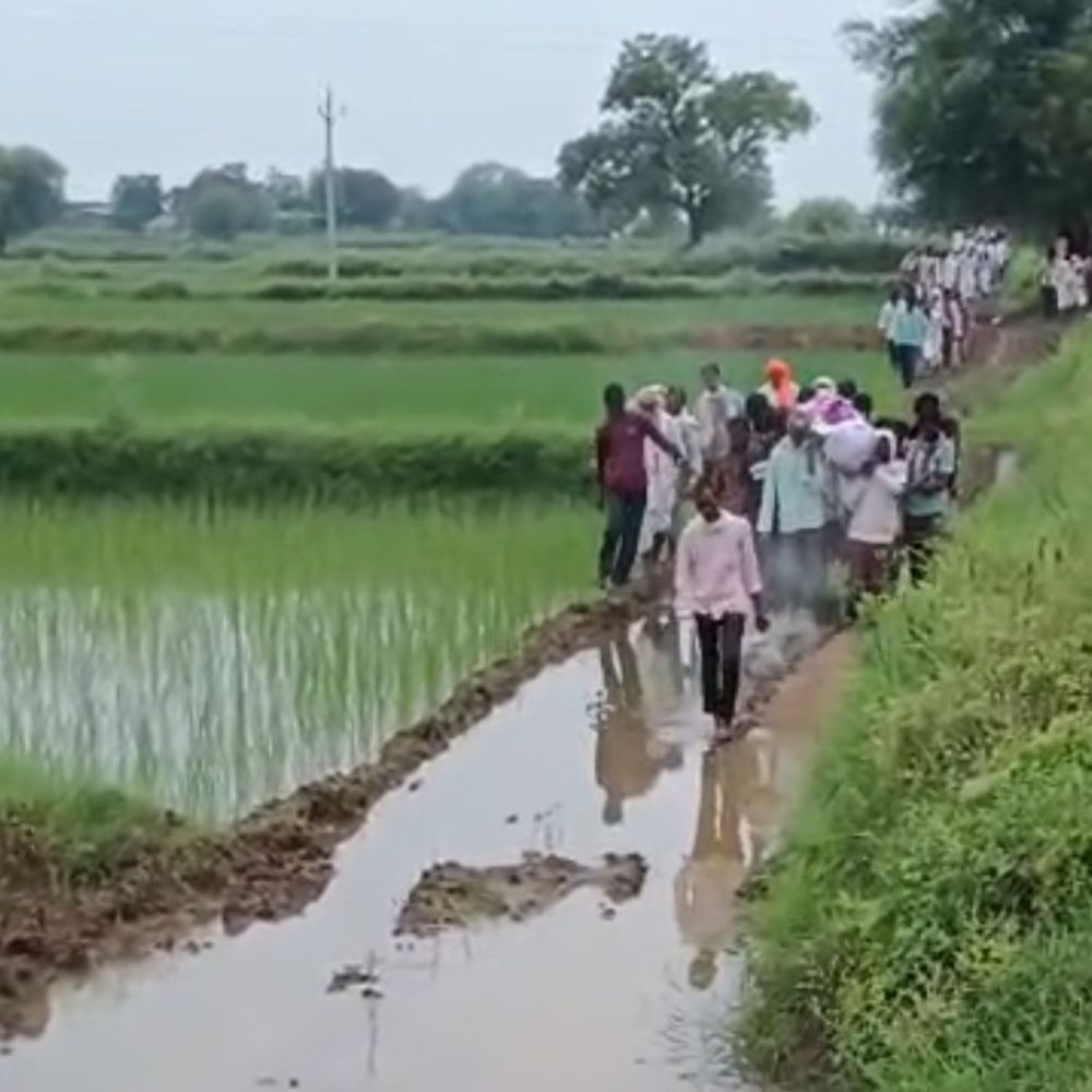 श्योपुर के बालापुरा में कीचड़ से गुजरी शवयात्रा:टीनशेड न होने से गीली हुई चिता, डीजल से जली अग्नि; ग्रामीणों में आक्रोश