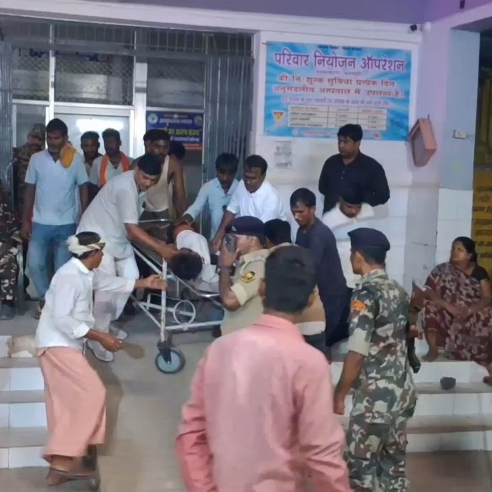 कैमूर में ट्रेलर ने ऑटो को रौंदा, एक की मौत:ढाई घंटे की मशक्कत के बाद निकाले गए लोग, 2 घायल; BHU रेफर