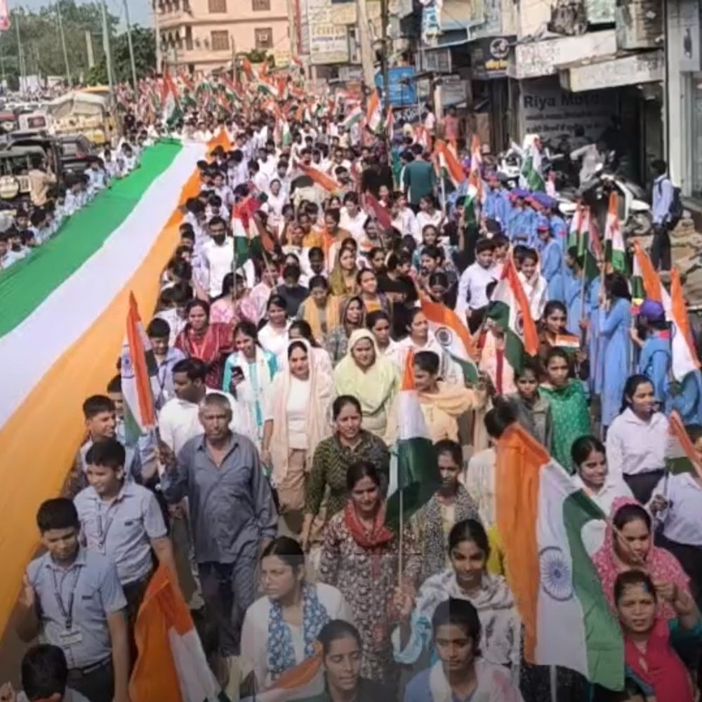 हांसी में निकाली हर घर तिरंगा अभियान यात्रा:500 फीट लंबा राष्ट्रीय ध्वज, विधायक विनोद भयाना हुए शामिल, छात्रों ने बनाई मानव श्रृंखला