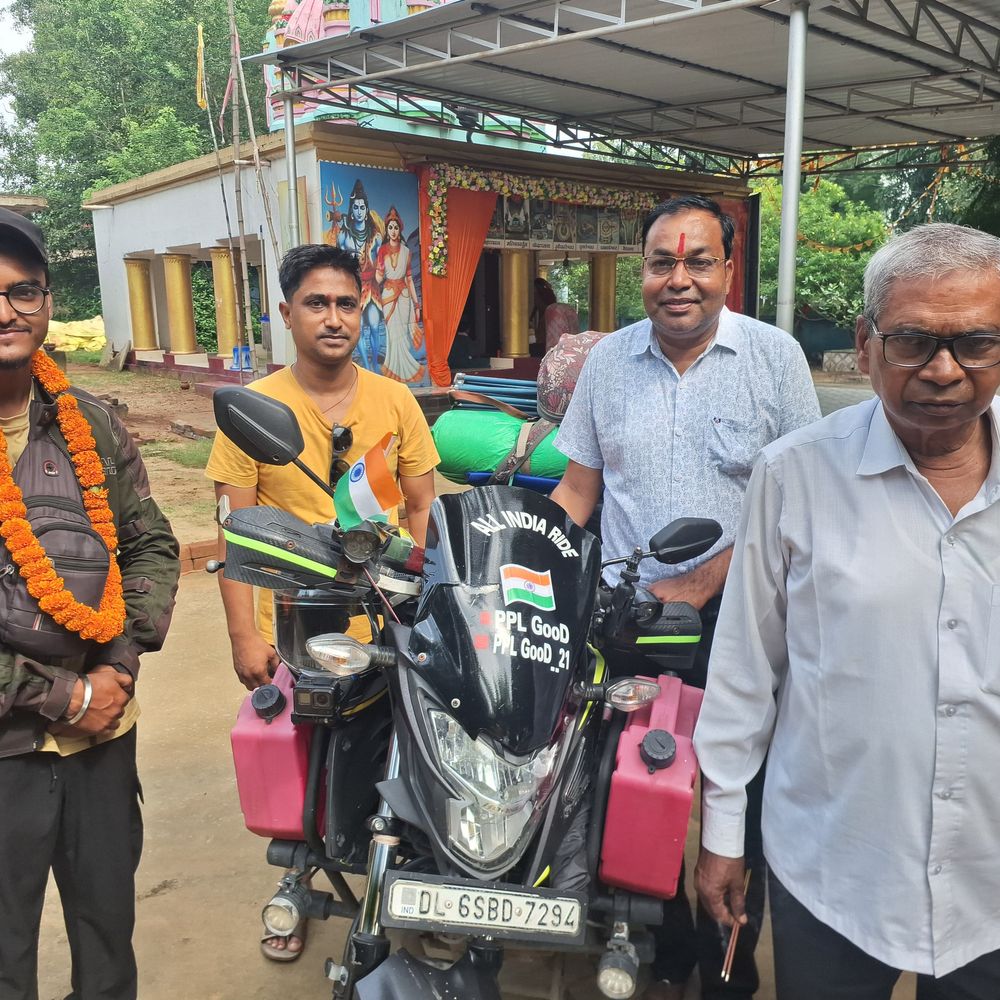 बाइक से भारत भ्रमण पर निकले पंकज, रामानुजगंज में रुके:25 हजार किमी का सफर पूरा; देश की परंपराओं को करीब से समझना है मकसद