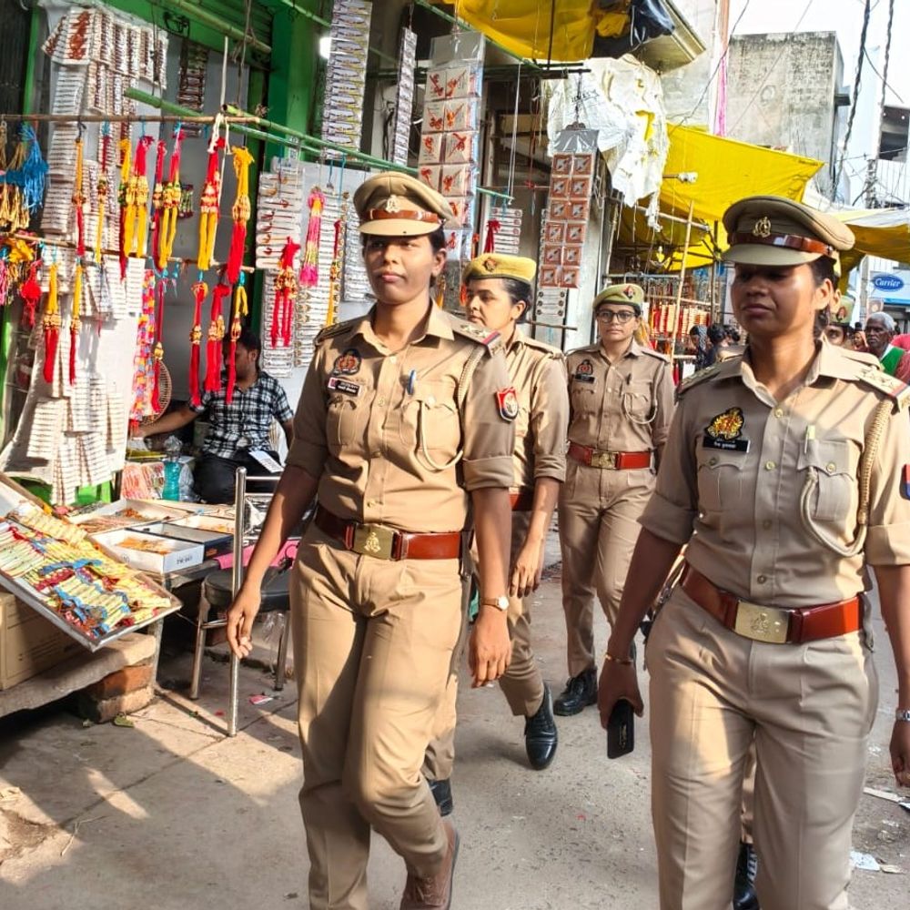 रक्षाबंधन की खरीदारी से बाजारों में बढ़ी चहल-पहल:डिजाइनर राखियां बनीं आकर्षण का केंद्र, सुरक्षा के कड़े इंतजाम