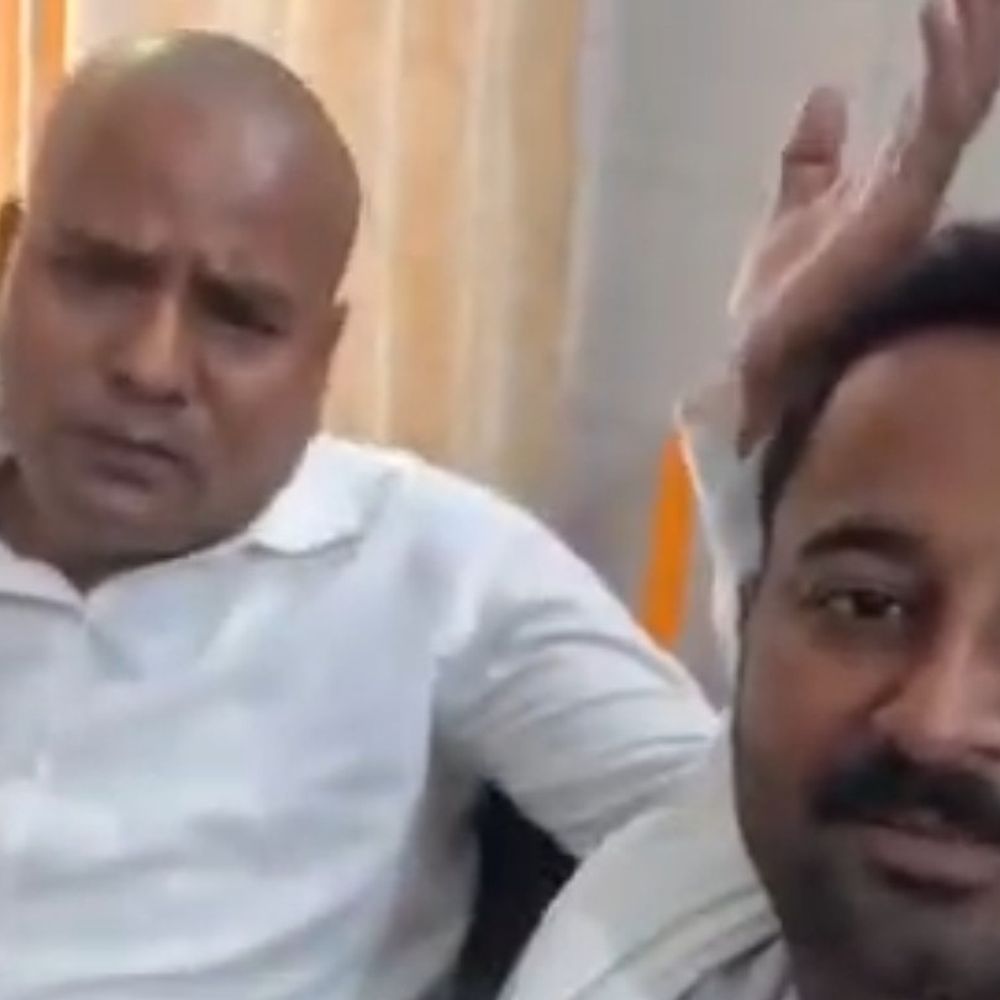 प्रखंड कार्यालय में गानों पर जश्न मनाने का वीडियो वायरल:प्रखंड क्षेत्र के लोगों ने जताई आपत्ति, जांच कर कार्रवाई की मांग