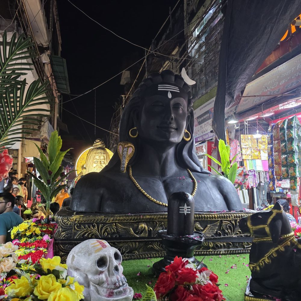 संभल में धूमधाम से निकली बाबा महाकाल की पालकी यात्रा:शिव अघोरी अखाड़ा और झांकियां बनीं आकर्षण, श्रद्धालुओं पर बरसे फूल