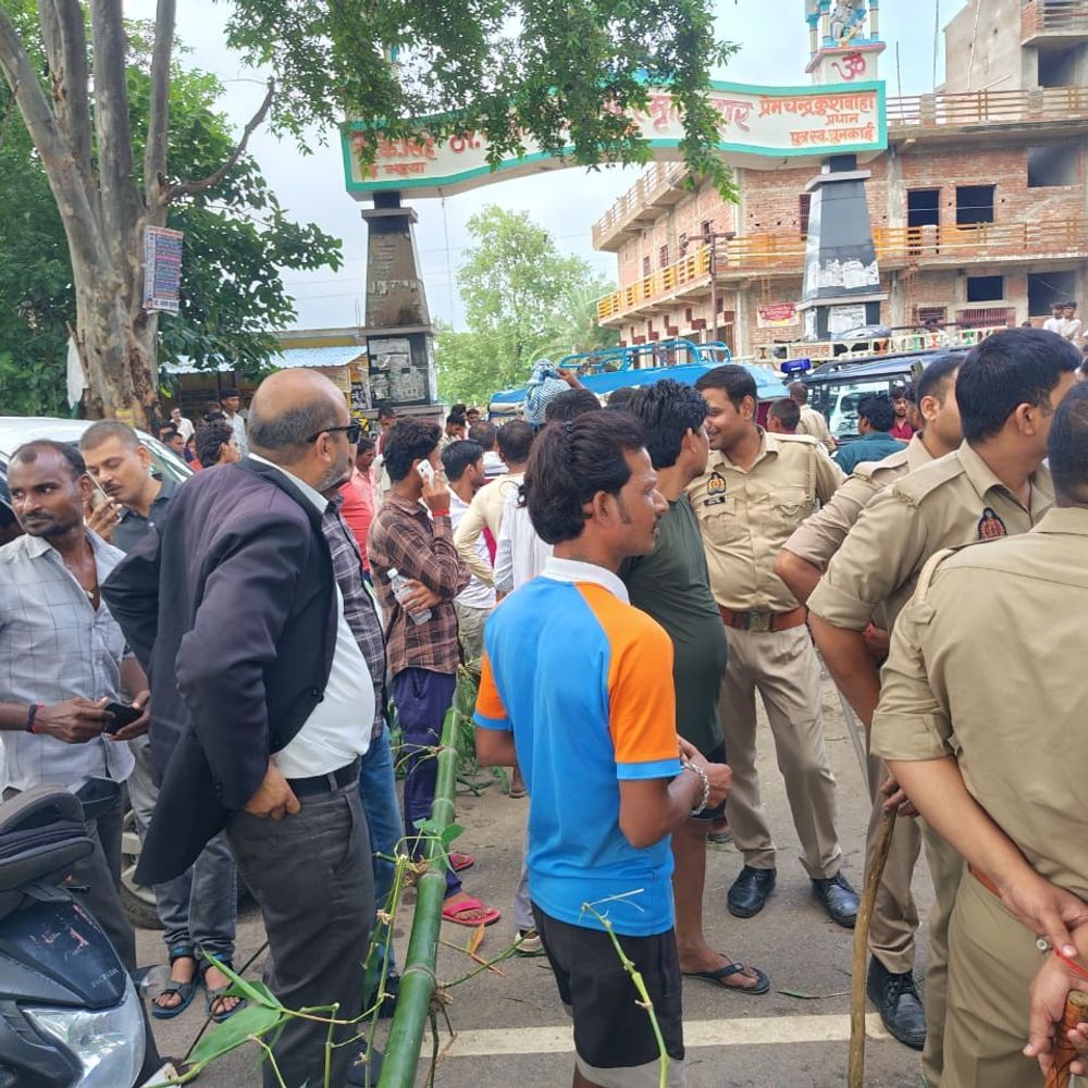 बिजली समस्या से परेशान ग्रामीणों ने हाईवे जाम किया:बांदा में घंटों बाद अधिकारियों के आश्वासन पर खुला रास्ता