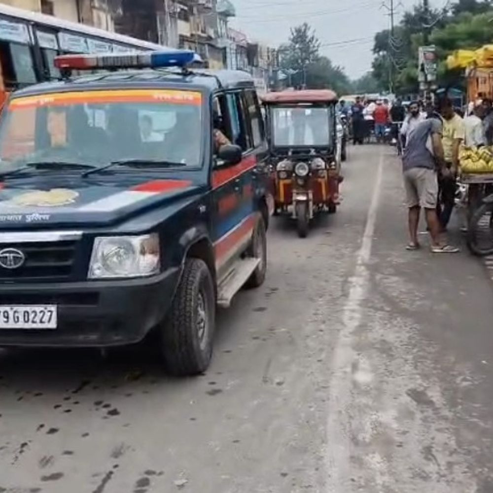 औरैया में रक्षाबंधन पर बाजारों में भीड़:सड़कों पर बढ़ा वाहनों का दबाव, यातायात पुलिस ने एंबुलेंस को रास्ता दिया