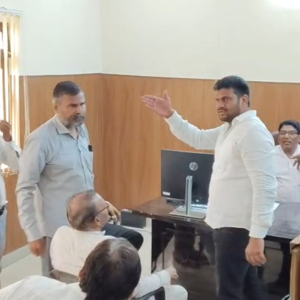 अधिशासी अभियंता से विवाद के बाद 3 पार्षदों पर FIR:फिरोजाबाद में सरकारी काम में बाधा और गाली-गलौज का आरोप, भुगतान को लेकर हुई कहासुनी