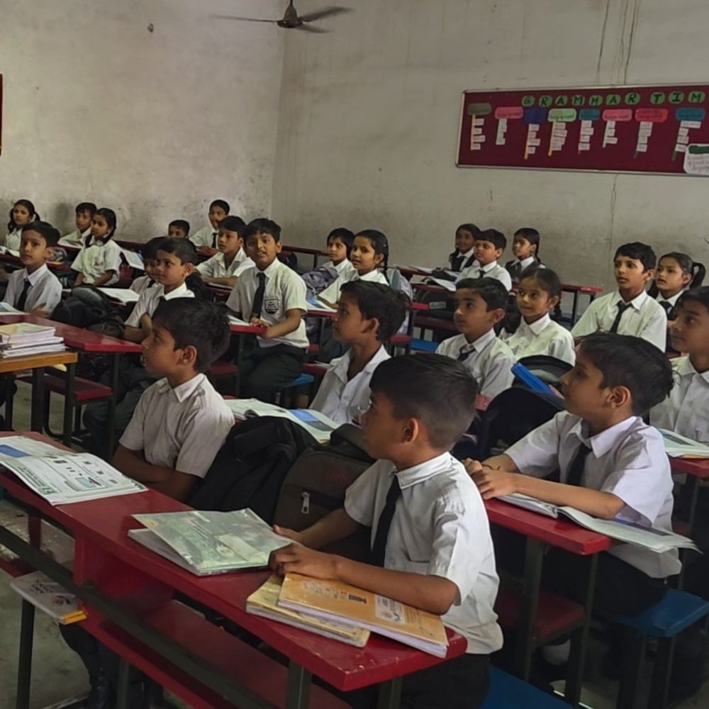 गोंडा में निजी स्कूलों पर जिला प्रशासन का बड़ा शिकंजा:किताब-यूनिफॉर्म खरीदने का दबाव बनाने पर 5 लाख जुर्माना, डीआईओएस ने दी चेतावनी