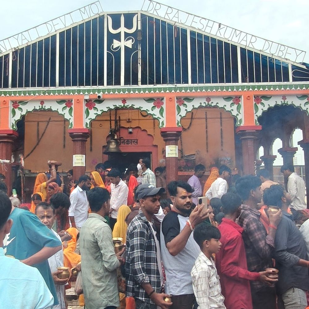 झारखंड धाम में उमड़ी श्रद्धालुओं की भीड़:भक्तों ने शंभू और कामना लिंग का किया जलाभिषेक, ‘बोल बम’ के जयघोष से पूरा क्षेत्र गूंजा