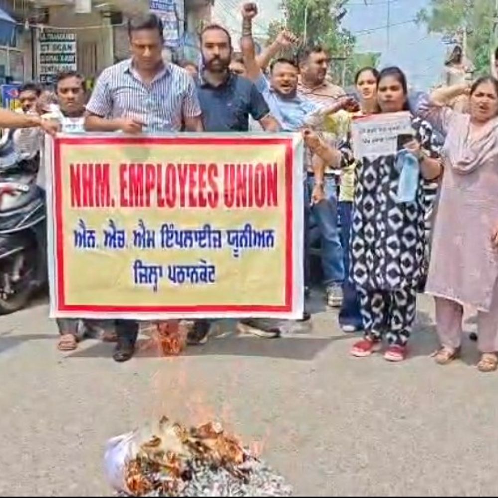 पठानकोट सिविल अस्पताल में NHM कर्मचारियों का धरना:लंबे समय से मांगें लंबित, बोले- आश्वासन नहीं समाधान चाहिए, सरकार जल्द फैसला ले