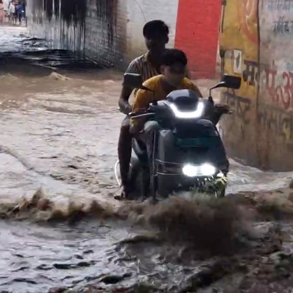 मिर्जापुर में रेलवे ओवरब्रिज के नीचे जलभराव:बारिश होते ही थम जाता है यातायात, पानी में बंद हो रहे वाहन; चालक परेशान