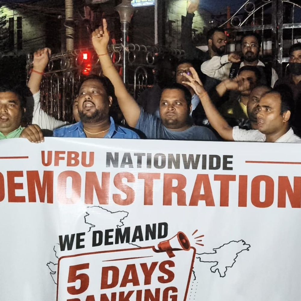 बैंक कर्मियों का 5-डे बैंकिंग के लिए प्रदर्शन:सहरसा में UFBU के बैनर तले उठाई मांग