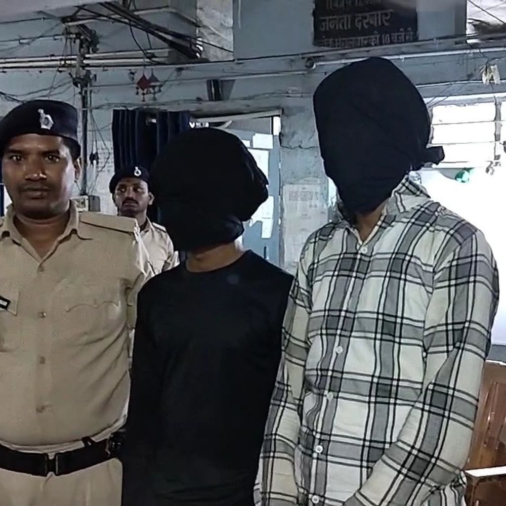 होटल संचालक से 5 लाख रंगदारी मांगने वाले दो गिरफ्तार:अगमकुआं थाना क्षेत्र से हुई गिरफ्तारी, हथियार और मोबाइल बरामद
