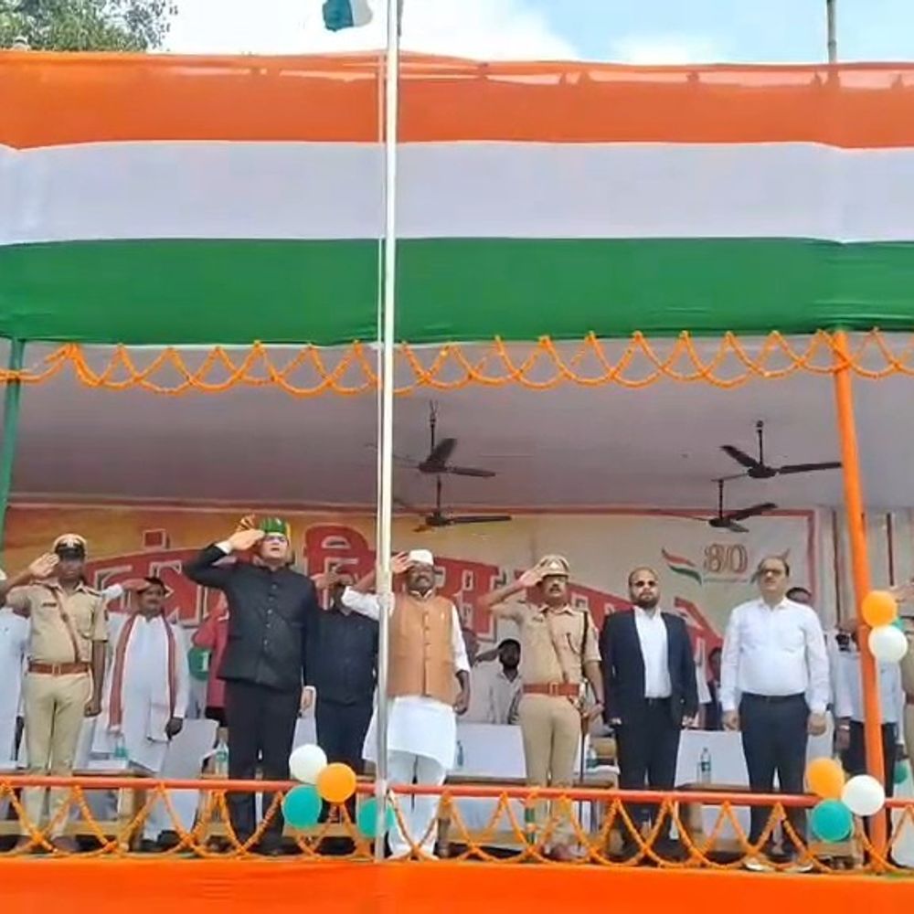 अररिया में प्रभारी मंत्री रामचन्द्र प्रसाद ने किया ध्वजारोहण:वंदे मातरम् के सामूहिक गायन से शुरू हुआ समारोह; स्वतंत्रता सेनानियों के बलिदान को किया नमन