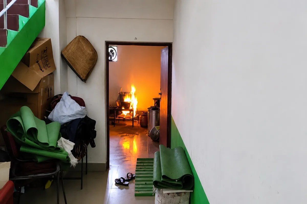 Fire incident: बेमेतरा के आत्मानंद स्कूल में लगी आग, खाना बनाते समय गैस सिलेंडर से निकली लपटें, मची अफरा- तफरी
