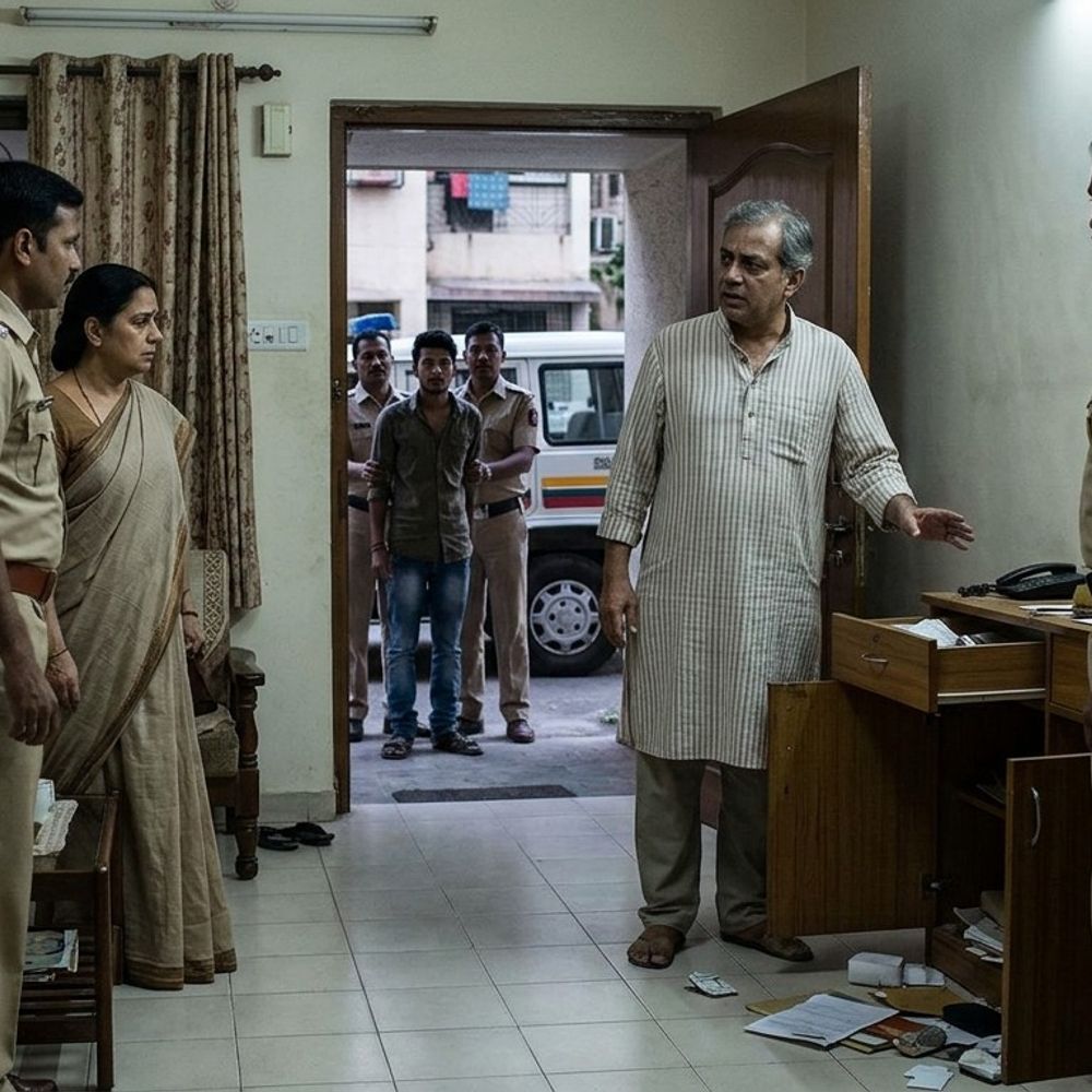 लखनऊ में हाईकोर्ट के निजी सचिव के घर चोरी:9 लाख के जेवर और कैश ले गए चोर, CCTV में 2 संदिग्ध दिखे