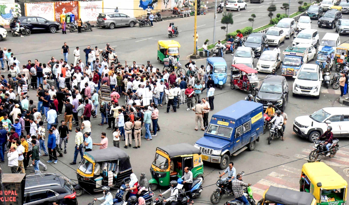 Gen Alpha Protest Bhopal | भोपाल में ‘जेन अल्फा’ का हल्लाबोल! KVS में विलय के फैसले के खिलाफ सड़कों पर उतरे रीजनल स्कूल (DMS) के छात्र