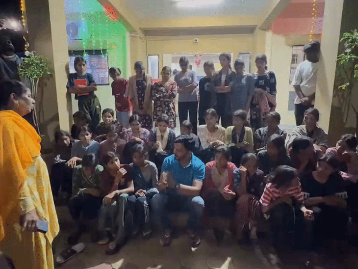 रात में हॉस्टल से निकलकर थाने पहुंची 35 छात्राएं:बोलीं- 50 बेड की सुविधा, हम 140 रह रहे; खराब खाने पर चुप रहने को कहते हैं
