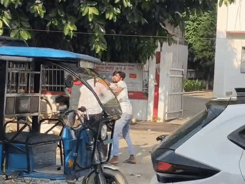 प्रेमी संग घूमते मिली पत्नी, पति ने की पिटाई, VIDEO:गोंडा कोर्ट में तलाक की अर्जी, बीच सड़क चला हाईवोल्टेज ड्रामा