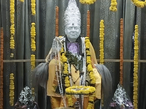 समारोह पूर्वक मनाया गया युगतुलसी पंडित रामिंककर का निर्वाण दिवस:रामायणम् आश्रम में कृपामूर्ति का अभिषेक – पूजन और प्रकाशोत्सव सहित गोष्ठी हुई