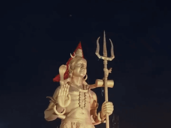 गोला में रात से ही कांवड़ियों की लगी लाइन:हर-हर महादेव से गूंज रही छोटी काशी, डाक कांवड़ियों के लिए विशेष व्यवस्था