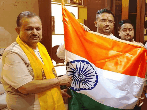 तिरंगा यात्रा के लिए आमंत्रण देने निकले भाजपाई:सांसद, MLA, एमएलसी और कॉलेज के प्रधानाचार्यों को तिरंगा देकर 13 अगस्त को शामिल होने का आग्रह किया