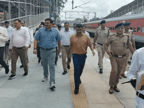 गोविंदपुरी स्टेशन का महाप्रबंधक ने किया औचक निरीक्षण:बेहतर सुविधाओं और सफाई व्यवस्था पर दिया जोर, बोले- लापरवाही बर्दाश्त नहीं होगी